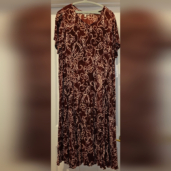 NWT Burgundy and Cream Crinkle Dress - Picture 3 of 4